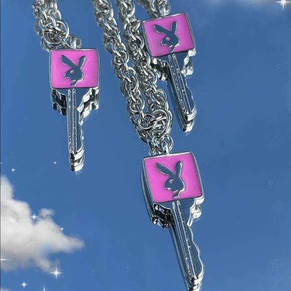 SOLD OUT DO NOT BUY ( Playboy bunny key ball necklace - Picture 3 of 4